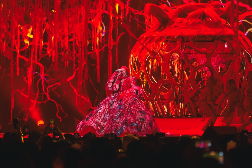 Aina Abdul’s giant heart centerpiece during AJL39. — Picture by Raymond Manuel