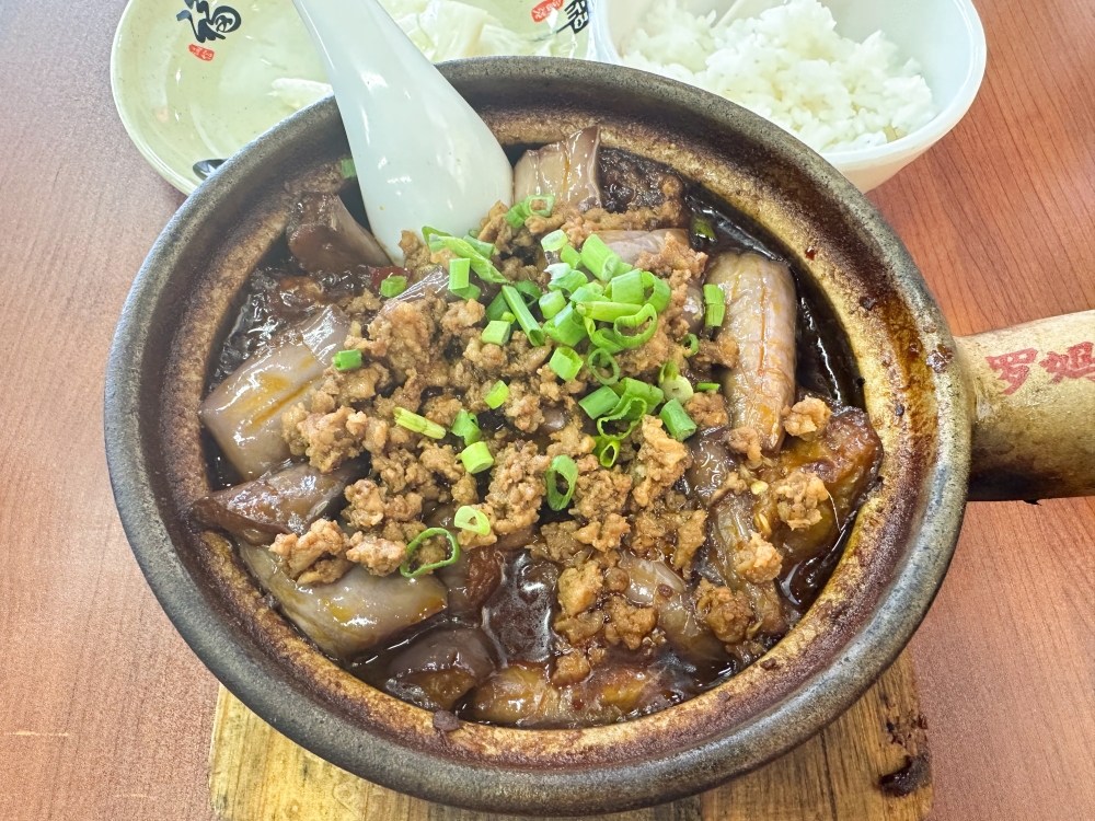 Eggplant with Minced Pork Claypot is my kryptonite and this version leaves a slight spicy tingle on the tongue — Picture by Lee Khang Yi