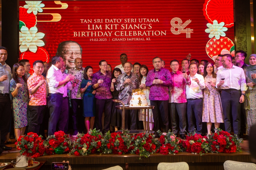 DAP veteran Tan Sri Lim Kit Siang celebrates his 84th birthday with family, friends, and supporters at a dinner event in Kuala Lumpur on February 19, 2025. — Picture By Raymond Manuel