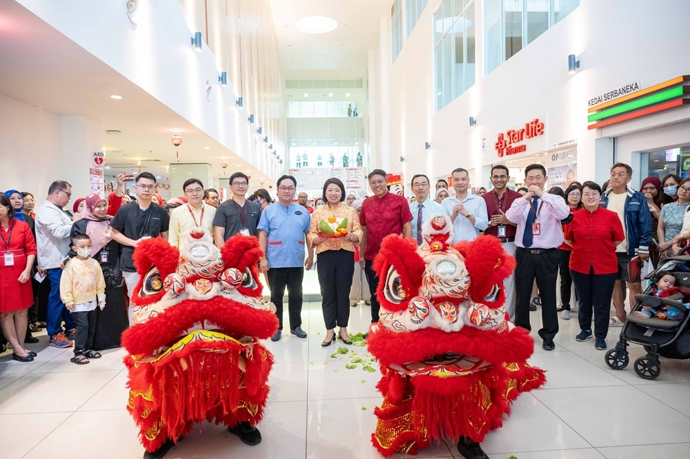 OMSMC Managing Director Dr Tan Hui Ling and CEO Lee Soon Teck (centre) join the doctors in extending warm wishes for good health and a joyful Chinese New Year! — Picture courtesy of Oriental Melaka Straits Medical Centre