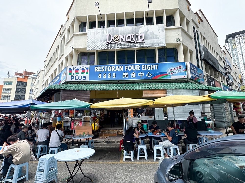 Whether it’s breakfast or lunch, Restoran Four Eight 8888 attracts a crowd of diners. — Picture by Lee Khang Yi 