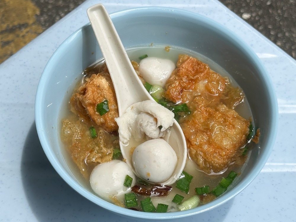 Add on a bowl of fish balls, ‘her kiao’ and beancurd skin puff for a satisfying meal. — Picture by Lee Khang Yi