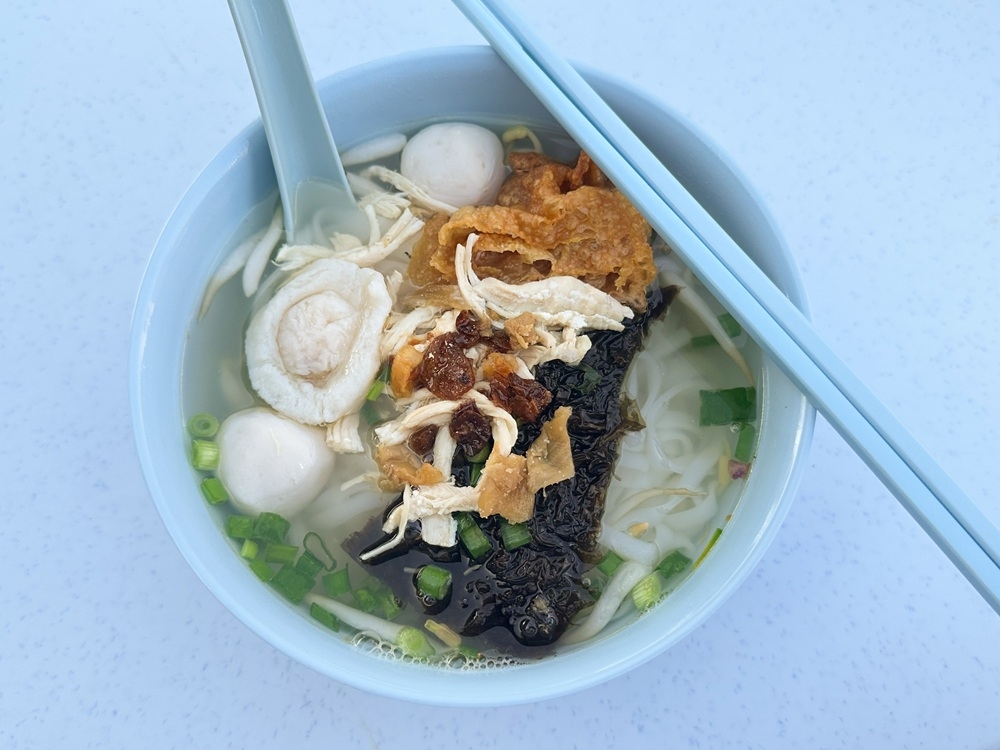 Seaweed Ho Hee Fishball Noodles is a simple, comforting bowl of fish balls, ‘her kiao’ and seaweed. — Picture by Lee Khang Yi