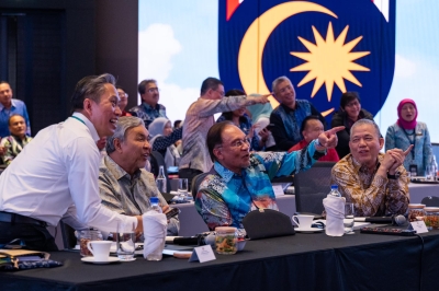 Anwar’s call to Cabinet: Open ears, open hearts, stronger Madani govt