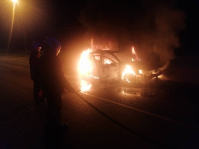 Blaze completely destroys car in Jalan FAC Matang in Kuching, no casualties reported