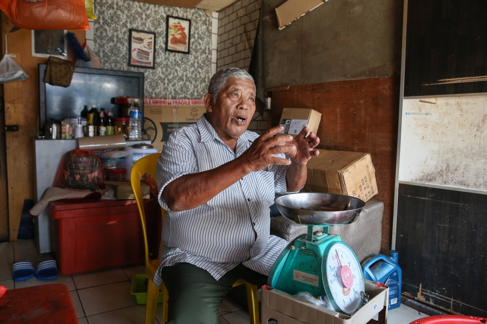 Coconut trader Md Amin Abdullah, 67, said the price of freshly grated coconut, called ‘kelapa parut putih’ in Malay, has jumped from RM8 per kg during the end of 2024 to RM12 per kg this month. — Picture by Yusof Mat Isa