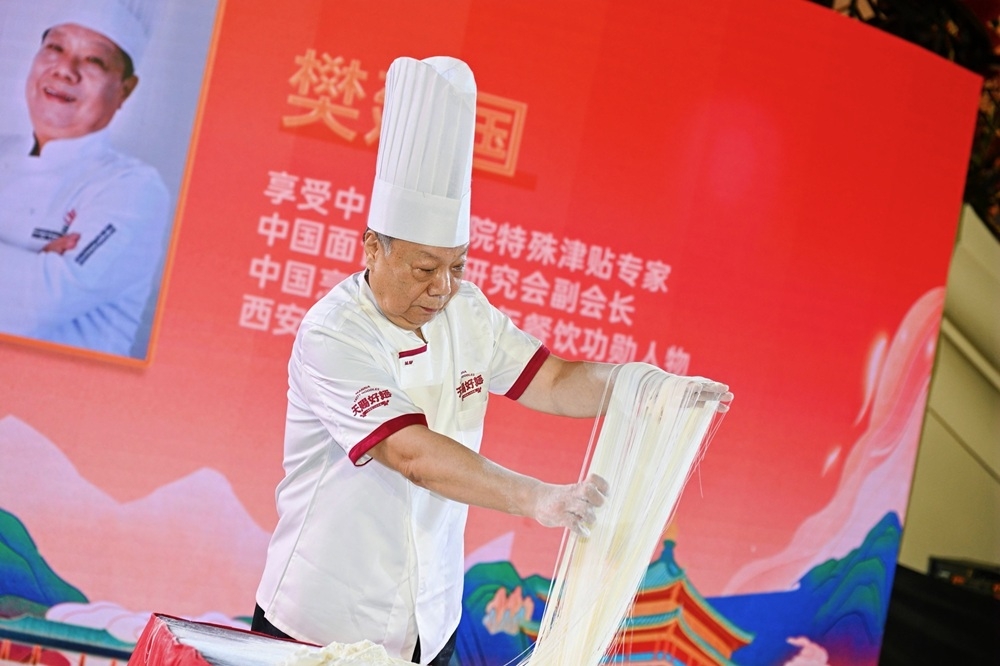 The silken thread noodle making demonstration by Master Fan Jianguo. — Picture courtesy of IOI Properties Group