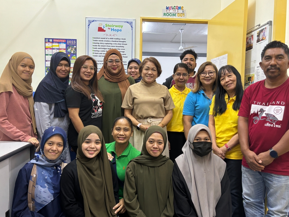 Marilou Salgatar Chin and the teachers at Stairway to Hope provides education to mostly Filipino children in Sabah, with an emphasis on English. — Picture by Julia Chan