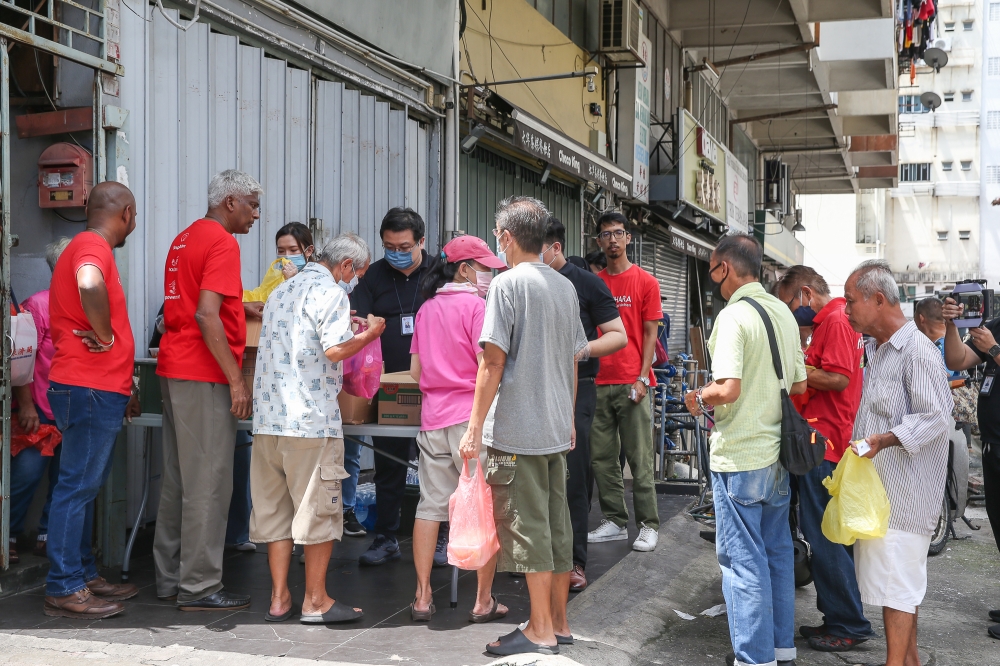 As part of their activation, Spencer Lee and his team joined KSK for the first time in distributing a total of 190 food packs to those in need at Jalan Kancil in Pudu — which is also a regular spot used by KSK over the years. — Picture by Yusof Mat Isa