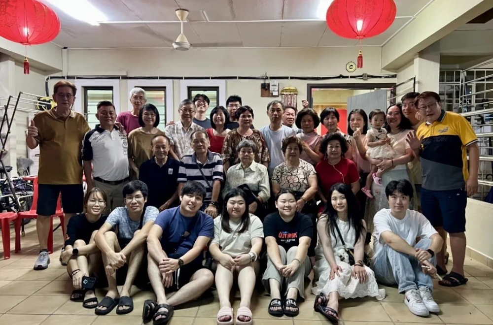 A Chinese New Year reunion picture taken with Wang’s descendants (ten out of 13 children) and Jiaru’s family from China. — Picture via Xiaohongshu