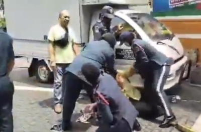 DBKL officers hurt in clash with unlicensed hawkers at Ramadan, Aidilfitri bazaars at Jalan Tuanku Abdul Rahman, Jalan Benteng