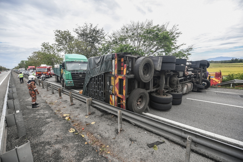 The overturned lorry blocked the southbound lane of the PLUS Highway. — Bernama pic