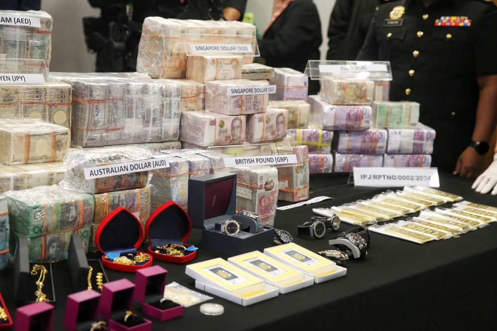 The Malaysian Anti-Corruption Commission seized approximately RM170 million in cash ( in various international currencies) , 16 kilogrammes gold bullion following investigations into alleged corruption and money laundering involving former prime minister Datuk Seri Ismail Sabri Yaakob. — Picture by Choo Choy May.